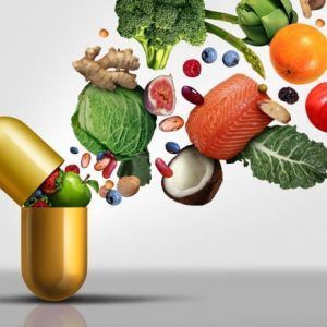 aLt=imagen de una cápsula de la que salen diferentes alimentos que se explican en el curso de dietética holística