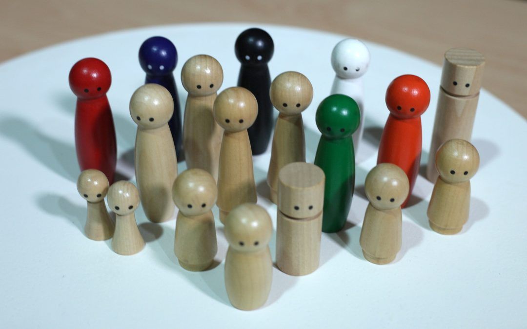 alt=imagen de una representación de muñecos que se utilizan en constelaciones familiares con muñecos