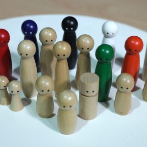 alt=imagen de una representación de muñecos que se utilizan en constelaciones familiares con muñecos