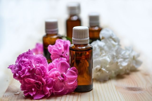 alt=envases de aceites esenciales con productos de aromaterapia