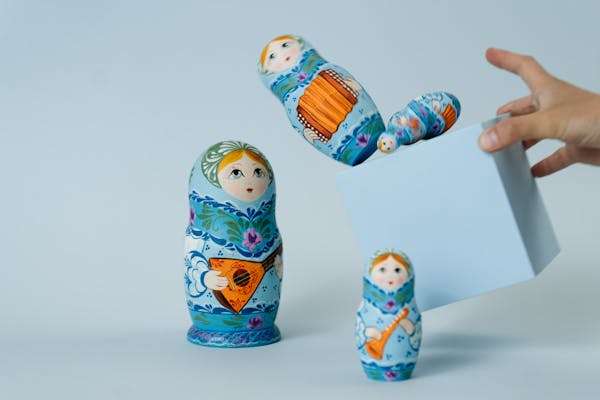 alt=muñecas rusas utilizadas para constelaciones familiares con muñecos