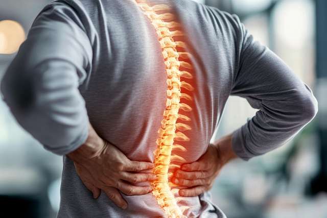 alt=columna vertebral en un hombre que refleja dolor por artrosis
